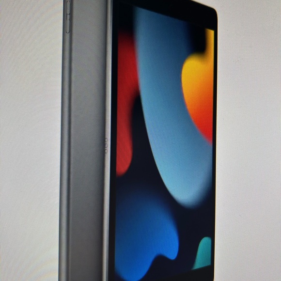 NEW Apple Tablet in Sleek Silver Apple iPad 10.2-inch Wi-Fi 64GB (2021, 9th Gen. - Picture 3 of 4